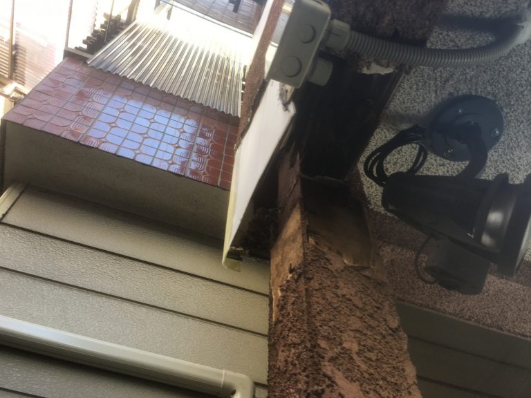 スタッコの柱の剥がれが最もひどいです