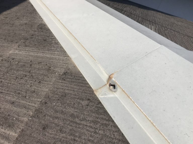 釘の浮きで生じた穴から雨水が入りかねません