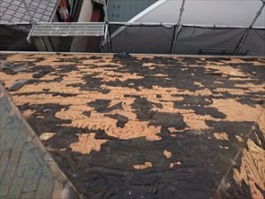 スレートを剥がすと劣化した防水紙と野地板が見えてきました