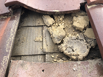 瓦を剥がした様子