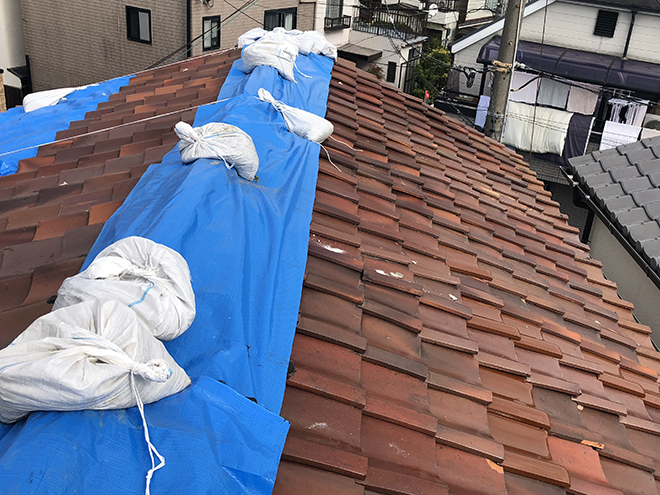吹田市泉町で棟が崩れて養生された瓦屋根に屋根葺き替えをご提案
