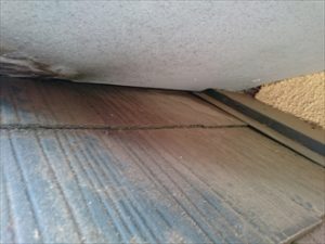 雨漏りは谷と雨押えが交わる部分から起きていました