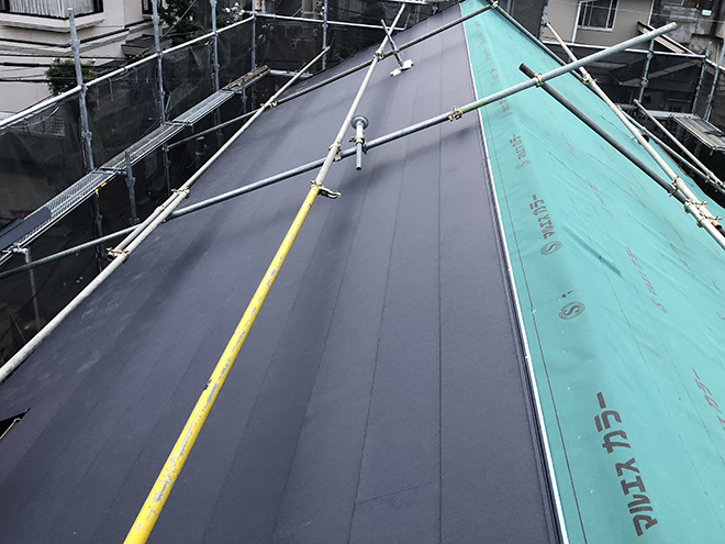 吹田市泉町で棟から雨漏りを起こした瓦屋根をスーパーガルテクトで葺き替え