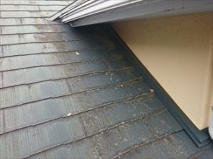 雨漏りを起こしたスレートはかなり傷んでいます