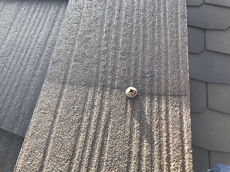 ビスによって割れたスレート屋根