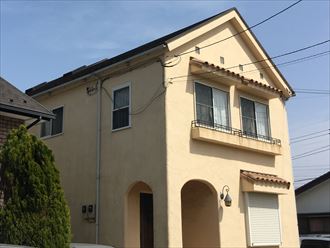 切妻屋根の2階建て住宅