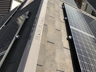 両面に太陽光パネルが搭載した屋根