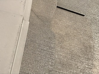 棟付近の屋根材の割れ