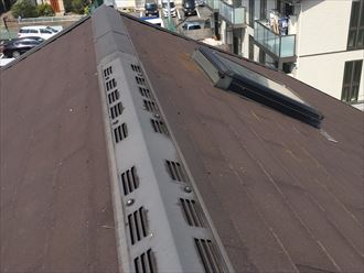 横浜市鶴見区北寺尾にて天窓からの雨漏り調査にあわせスレート屋根全体の劣化を確認いたしました