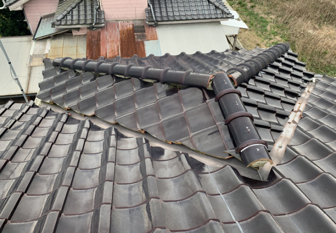 雨漏りが発生した瓦屋根の調査