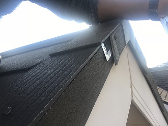 割れたケラバのスレート