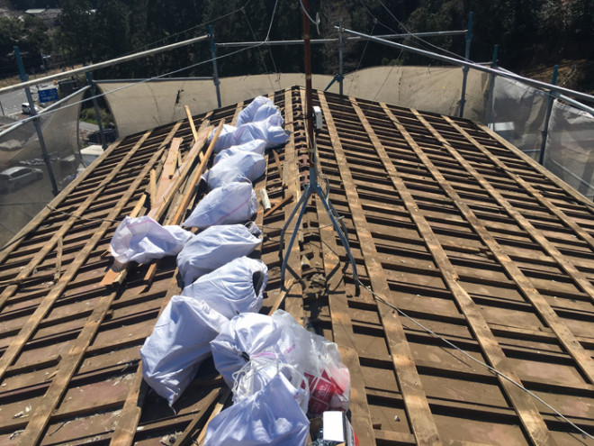 西東京市住吉町で雨漏りしている屋根をアイジー工業のスーパーガルテクトで屋根葺き替え工事