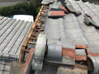 習志野市津田沼で瓦屋根が強風被害で破損、雨漏りの仮養生と現地調査