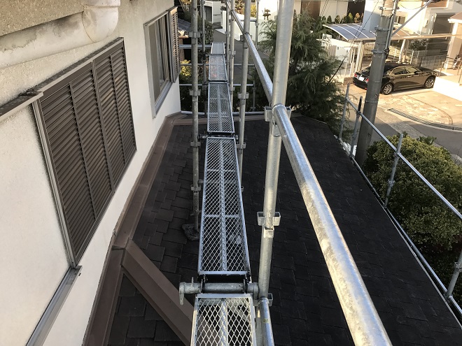 二階まで伸びた足場