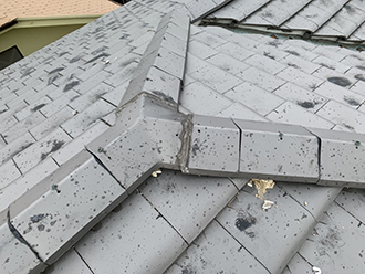 棟から土が流れ出ています