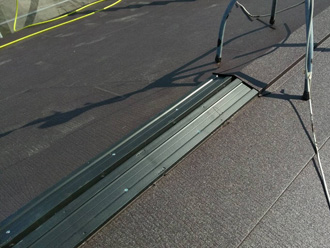 棟板金の抜き板に樹脂製のタフモックを使用