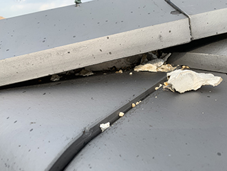 屋根の上に落ちている漆喰