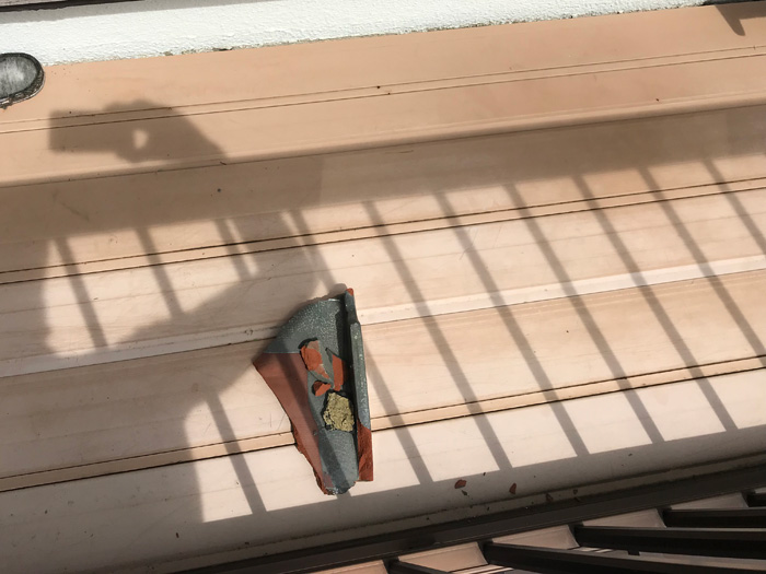 バルコニーに瓦のかけらが落ちている