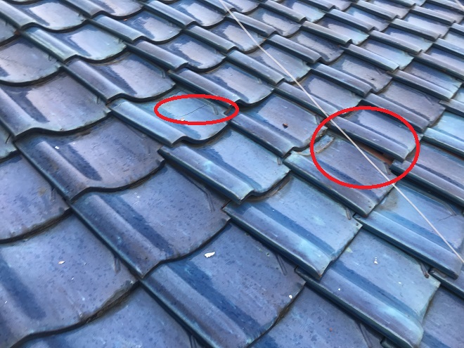ヒビやズレが見られる瓦屋根