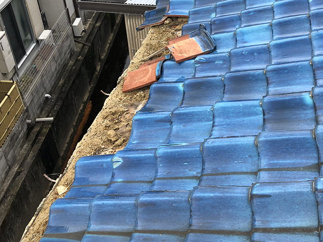 吹田市山田東で釉薬瓦をなんばんを使って一部葺き直し工事で補修