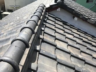 雨漏りを起こしている瓦屋根
