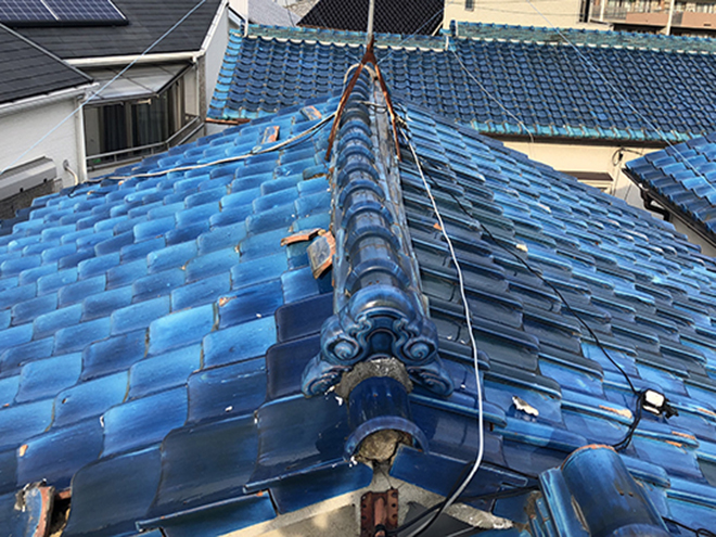 吹田市金田町で台風の爪痕？雨漏りしている釉薬瓦屋根を葺き直しで解決します