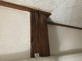 雨染みが広がる壁際