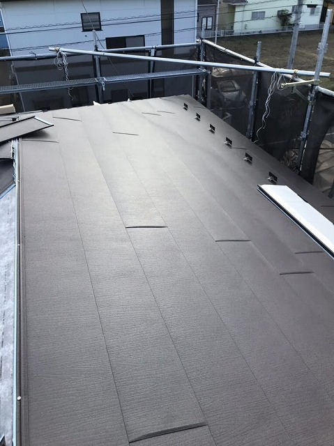 屋根材を並べて設置