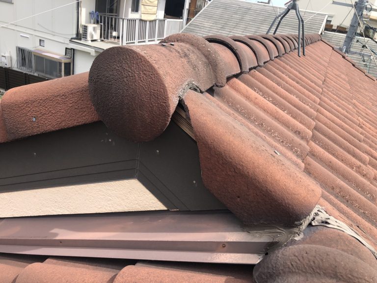 破損したモニエル瓦