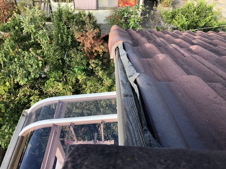 袖瓦がなく雨水が浸入してしまいます