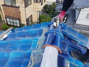 冠瓦をビスで固定