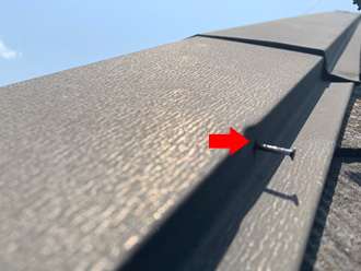 棟板金の釘が浮いている