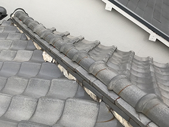 吹田市垂水町、経年で今にも崩れそうな瓦屋根棟補修で雨漏り防止