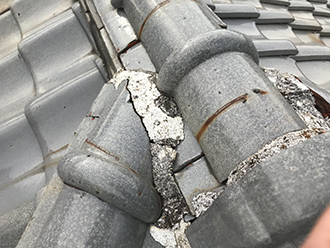 劣化している漆喰