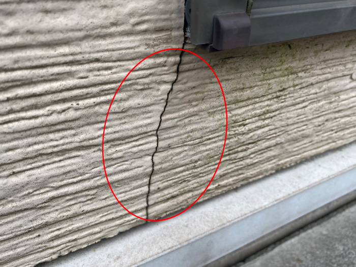 窓の下にできた外壁のクラック