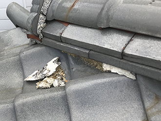 棟の漆喰が剥がれた様子