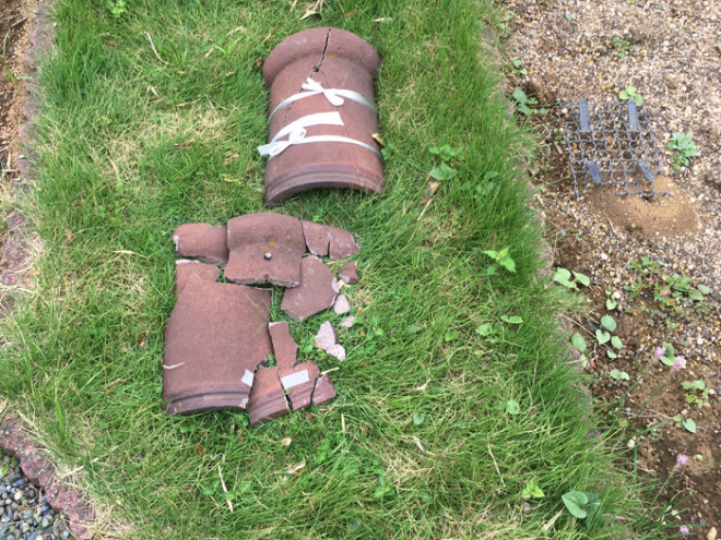 屋根から落下した棟瓦