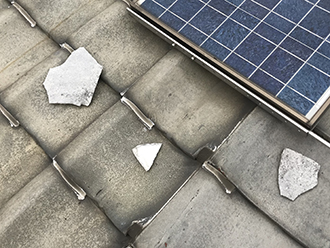 吹田市佐竹台で屋根から白い破片が落下？正体は劣化し剥がれた漆喰です