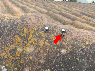 棟瓦の固定用の釘が浮いている