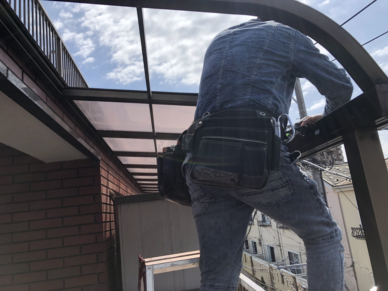 テラス屋根から平板を外していく様子