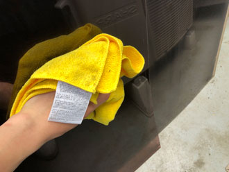 取り付ける前にクロスで清掃する平板