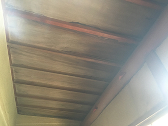 雨染みができた廊下天井
