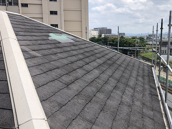 吹田市でスレートが劣化し飛散したアパート屋根をカバー工事で修繕