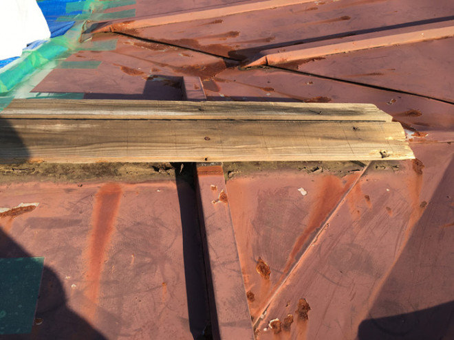 飛散した棟板金