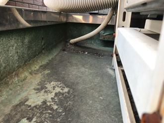 床が汚れている