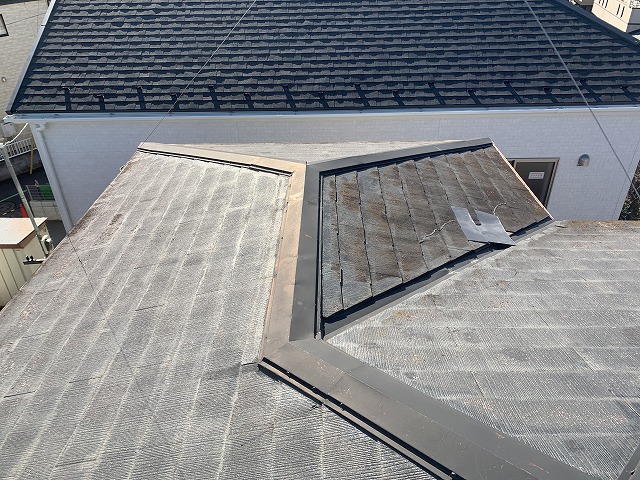 さいたま市岩槻区にて物が飛んできた事によりスレート屋根に穴が開いてしまい、雨漏りを心配している家に現地調査に伺いました