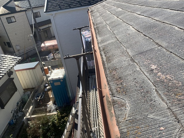 屋根が退色し一部欠けています