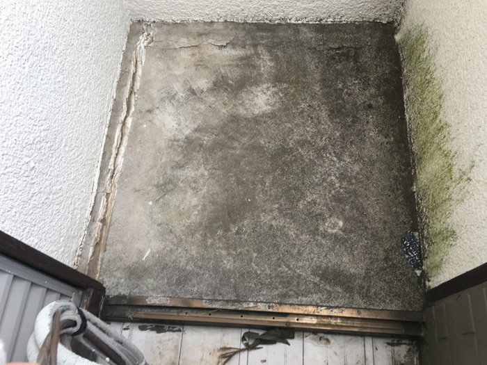 雨漏りしている天井の上にはベランダがありました