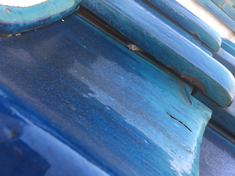 漆喰が挟まった瓦の隙間