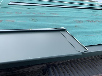 吹田市泉町にて土葺き瓦屋根の葺き替え工事、軒先の水切り金具を設置しました